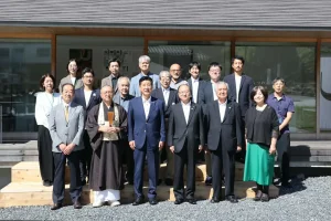 秋晴れのもと、まちの番台の前で記念撮影する、うつわの秋2026 オープニングセレモニーの出席者