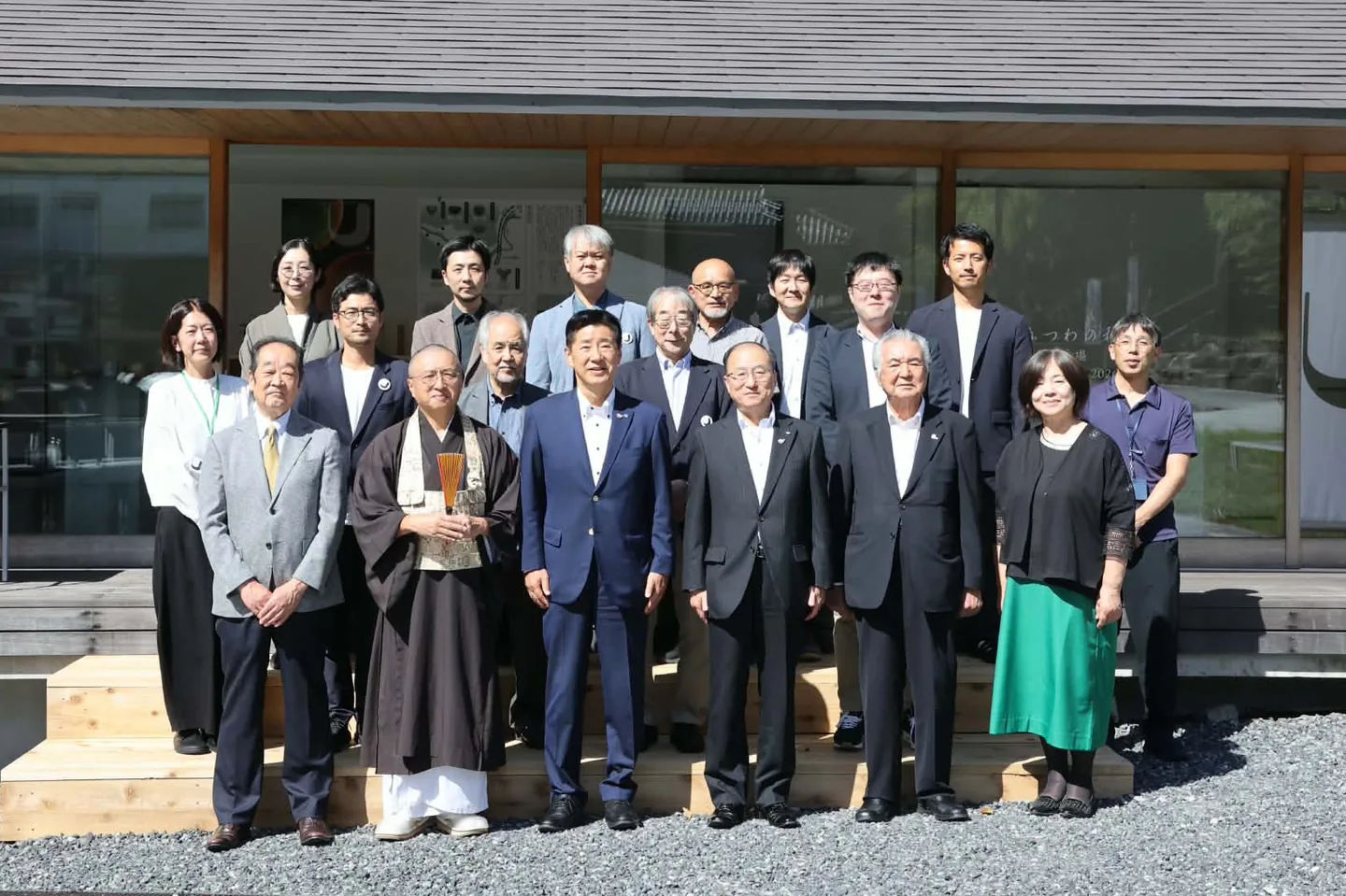 秋晴れのもと、まちの番台の前で記念撮影する、うつわの秋2026 オープニングセレモニーの出席者