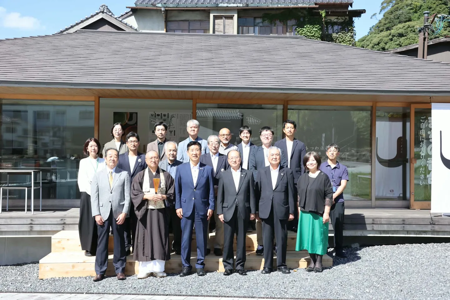 まちの番台の前に並ぶ、うつわの秋2026 オープニングセレモニーの出席者