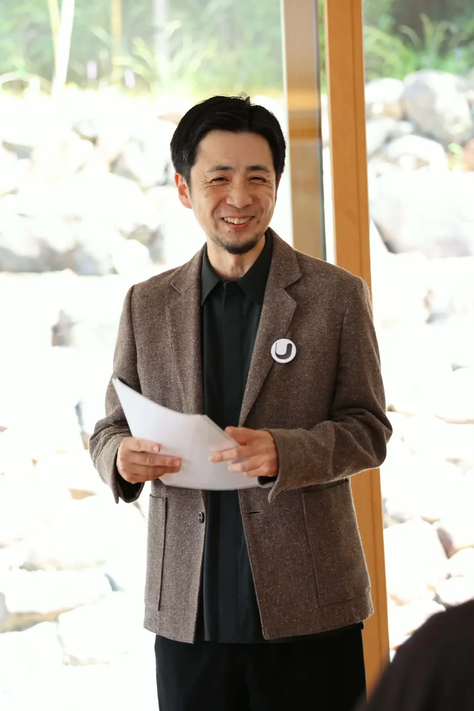 今年のテーマ「茶菓一服」について話す、萩焼深川窯振興協議会 会長 坂倉新兵衛氏